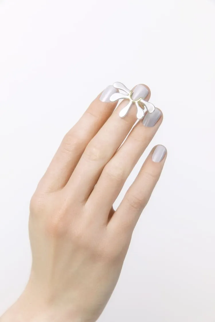 Nail ring with daisy petals