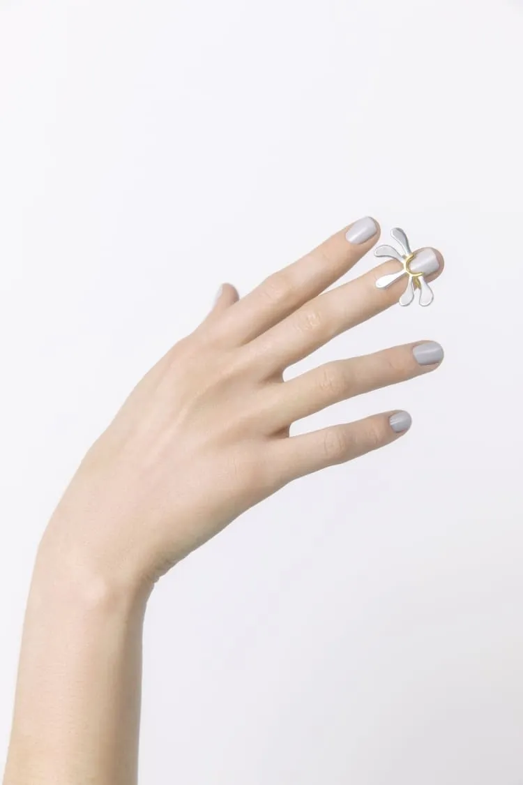 Nail ring with daisy petals